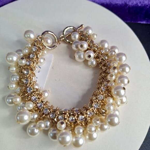"Golden Siren" Pearl Dangle Bracelet with Knot Lock & White Stone Accents - Picture 3 of 4